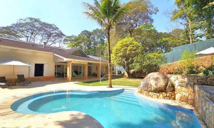 Casa com 4 suítes, casa de hóspedes e área gourmet completa por R$3.950.000,00.
