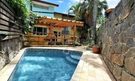 CASA À VENDA OU LOCAÇÃO NO PARQUE DOS PRÍNCIPES  4 DORMITÓRIOS COM PISCINA.