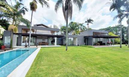 Diferenciada de frente para o campo de golfe!!!!Casa com 4 suítes à venda, 800 m² por R$ 17.000.000 - Vila de São Fernando - Cotia/SP