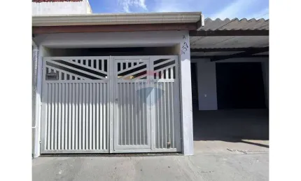 Casa à venda com ponto comercial no bairro São José em Paulínia-SP.