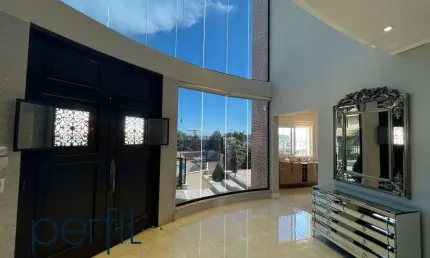 Sobrado de esquina a venda com quatro suites e piscina no bairro Bom Retiro - Joinville/ SC