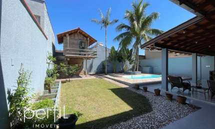 Casa à venda com 01 suíte e 02 dormitórios, 260m2 de área total, averbada, piscina e casa na árvore, no Bairro Santo Antônio.