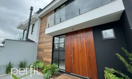 Sobrado geminado no bairro bom retiro, com 3 quartos sendo uma suite e ótima área de fundos -joinville