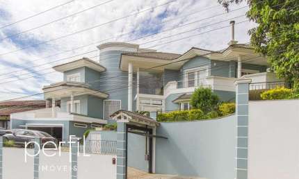 Sobrado a venda em condominio fechado com tres suites e um quarto no bairro Saguaçu - Joinville/ SC