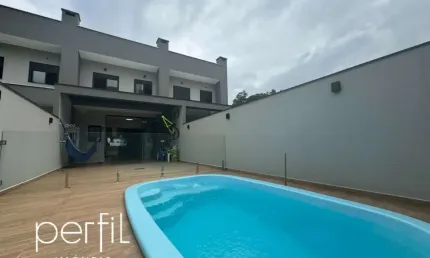 Sobrado a venda 100% mobiliado com três quartos sendo uma suíte no bairro santo antônio - joinville/ sc