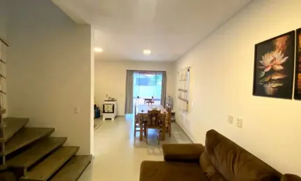 Sobrado novo com 145,41m2 com 01 suíte e 02 dormitórios no centro de Piçarras.