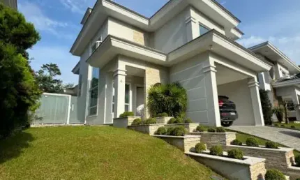 Sobrado a venda em condomínio fechado com três suítes no bairro América  - Joinville/ SC