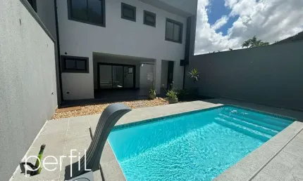 Sobrado geminado a venda com três suítes e piscina no bairro Costa e Silva Joinville SC