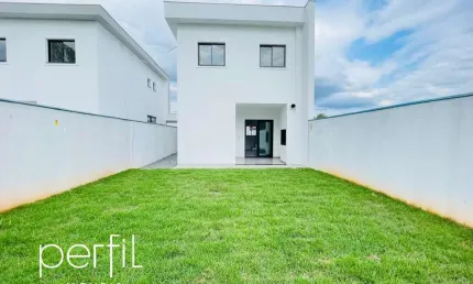 Sobrado a venda em condomínio fechado com três quartos no bairro vila nova - joinville/ sc