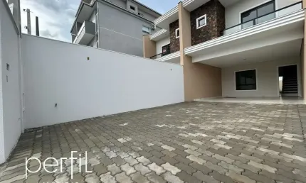 Imperdível: Casa com 3 Suítes e 4 Vagas de Garagem na Vila Nova, Joinville-SC!