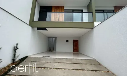 Imperdível Sobrado à Venda na Glória, Joinville-SC: 3 Quartos, 3 Suítes, 3 Salas, 3 Banheiros, 3 Vagas de Garagem, 150,02 m² de Área.