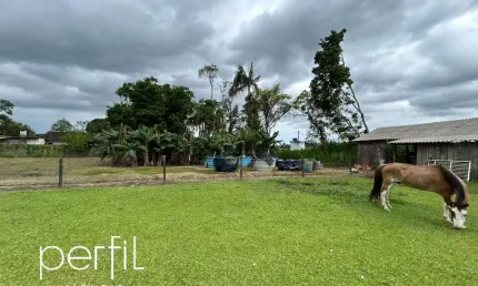Chácara Comercial à Venda em Joinville-SC, Bairro Vila Nova - 4 Quartos, 1 Suíte, 3 Salas, 4 Banheiros, 2 Vagas de Garagem, 200m² Área.