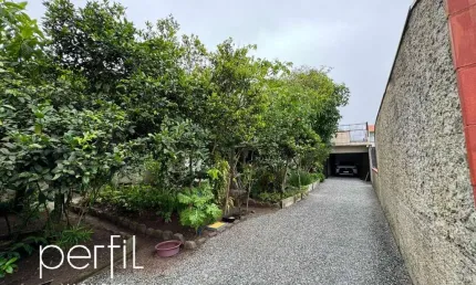 Excelente oportunidade de investimento em São Francisco do Sul-SC: Sobrado comercial na Praia do Ervino, 3 quartos, 1 suíte, 1 sala, 2 banheiros, 2 vagas de garagem, 350,00m² de área.