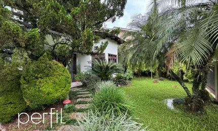 Casa à venda em Joinville-SC, bairro Santo Antônio: 4 quartos, 1 suíte, 2 salas, 2 vagas de garagem, 282,20 m² de área.