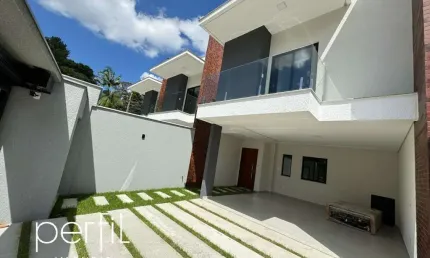Imperdível! Casa à venda em Joinville-SC, Bairro América: 3 quartos, 3 suítes, 2 salas, 5 banheiros, 3 vagas de garagem, 185m².