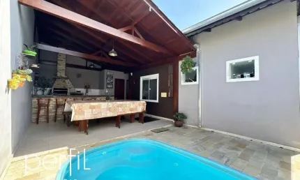 Casa com 3 quartos sendo 1 suíte e 4 vagas de garagem na vila nova, joinville-sc!
