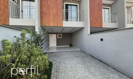 Sobrado a venda com três quartos sendo uma suíte no bairro nova brasília - joinville/ sc