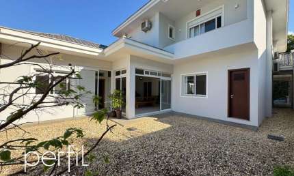 Casa à venda em Joinville-SC, bairro Floresta: 3 quartos, 2 suítes, 2 salas, 3 banheiros, 2 vagas, 314m² de área.