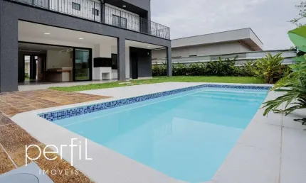 Casa a venda com quatro quartos sendo três suítes no bairro Vila Nova - Joinville - SC