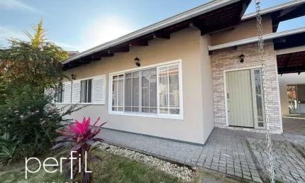 Casa plana 1 suíte + 2 dormitórios em condomínio fechado no bairro glória - joinville, sc