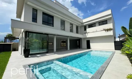 Sobrado a venda em condomínio fechado com 4 suítes e piscina no bairro pirabeiraba - joinville/ sc