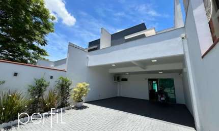 Sobrado geminado com piscina à venda - 3 quartos, sendo 1 suíte com ampla sacada - bairro Saguaçu - Joinville/SC