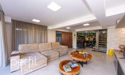Sobrado com 4 suítes e piscina no bairro Anita Garibaldi - Joinville/ SC