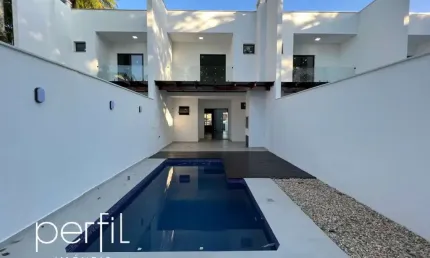 Casa Sobrado geminado à venda - 3 suítes com sacada - piscina com deck - bairro Atiradores, rua sem saída - Joinville/SC.