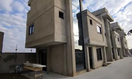 Triplex portão amplo terraço frente para rua excelente localização curitiba pr