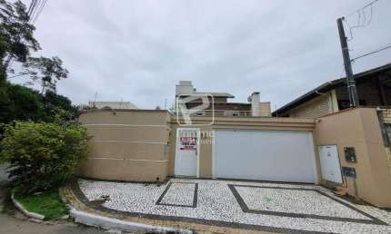 Casa de 3 pisos com piscina na praia dos amores, Praia dos Amores, Balneário Camboriú - SC