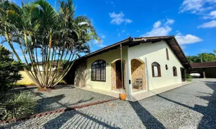 Casa com 3 dormitórios sendo uma suíte à venda, 243 m² por R$ 895.000 - Bom Retiro - Joinville/SC