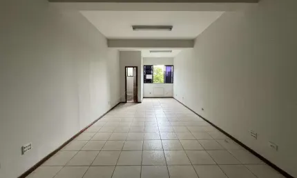 Locação | Sala Ed. Benedito Correa de Oliveira com 33,56 m², 1 vaga(s). Zona 01, Maringá/PR