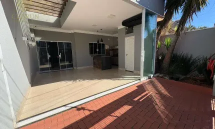 Casa térrea com 03 quartos sendo 01 suíte, localizado no jardim cidade monções em maringá/pr.