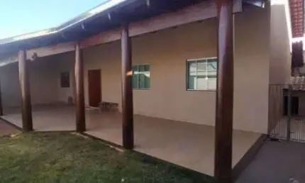 Vendo casa com 3 quartos, semdo 1 suite, 1 banheiro social sozinha no lote semi-mobiliada, 3 vagas