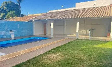 Vende-se casa com 3 quartos sendo 1 suite,⁠ com churrasqueira e lavabo, piscina grande, papillon pa