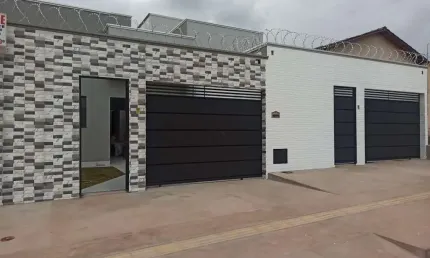 Casa 3 quartos com 1 suíte, porcelanato, blindex,  quintal na frente, área de serviço escondida e á