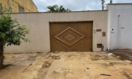 Vende-se lote em avenida comercial com casa construida no fundo com 3 quartos,  2 salas de star e j