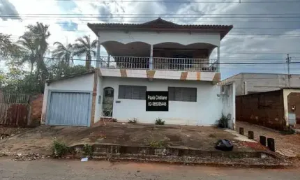 Vendo sala comercial e sobrado em cima , com 4 quartos  sendo 1 suitr e com 2 banheiros social - pa