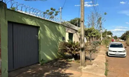 Vende-se casa com 2 quartos (1 suíte),   sala espaçosa, cozinha funcional, garagem coberta, setor