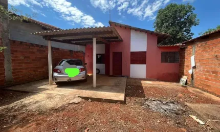 Vendo esta casa com 2 quartos, com 1 banheiro social, sala e cozinha americana, sozinha no lote, re