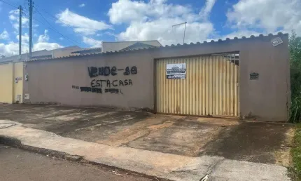 Vende-se casa com 3 quartor 1 banheiro social, cozinha, área gourmet, área grande em volta do imóve