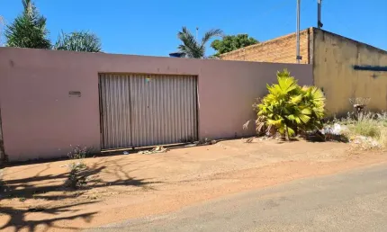 Vendo casa com 2 quartos sendo 1 banheiro social, 2 vagas,  quintal bem amplo, 250m², residencial a