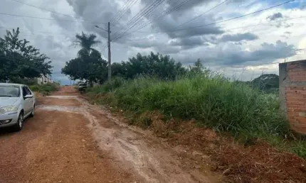 Vende-se lote com 300 metros quadrados, escorrido para ao fundo, otima licalização, colinas de home