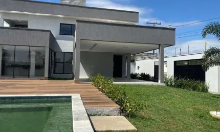 Vendo sobrado de alto padrão  com 4 suite, sala pé direito duplo, área gourmet e piscina com cascat