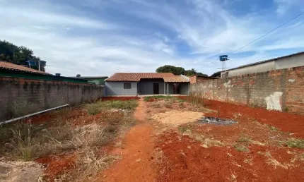 Aluga-se casa com 2 quartos 1 suíte, 1 banheiro social, sala, cozinha, garagem  , cardoso continuaç