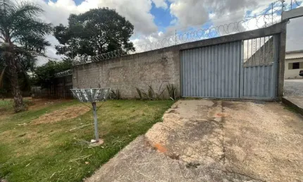 Aluga-se casa sem fiador com 2 quartos,casa com grande quintal, setor conde dos arcos complemento,