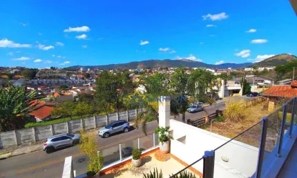 Sobrado Moderno à Venda com 3 Suítes no Jardim Paulista, Atibaia - Vista para a Pedra Grande