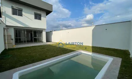 Espaçosa casa de 3 quartos à venda por r$ 690.000 com piscina e varanda gourmet - jardim das cerejeiras, atibaia/sp