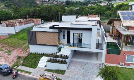 Casa de Alto Padrão com 3 Suítes e Piscina em Condomínio Fechado em Atibaia