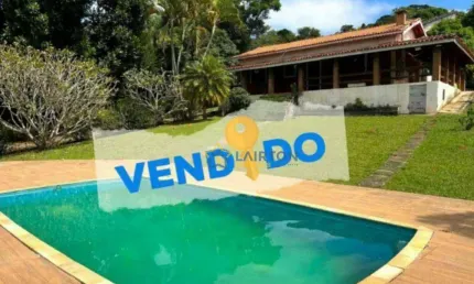 Chácara à venda em Atibaia – 3 dormitórios, área gourmet, pomar e 2.633 m² de terreno, próxima ao asfalto